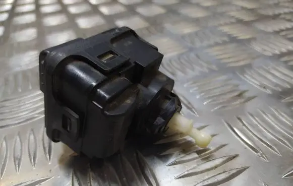 Headlight level adjustment motor