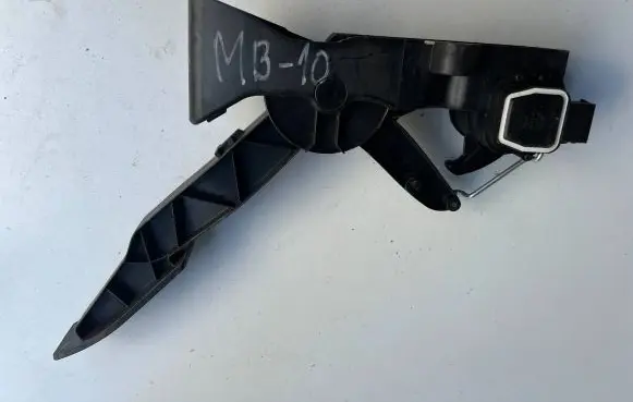 Mercedes-Benz B W245 Accelerator throttle pedal A1693000904 000167 300106