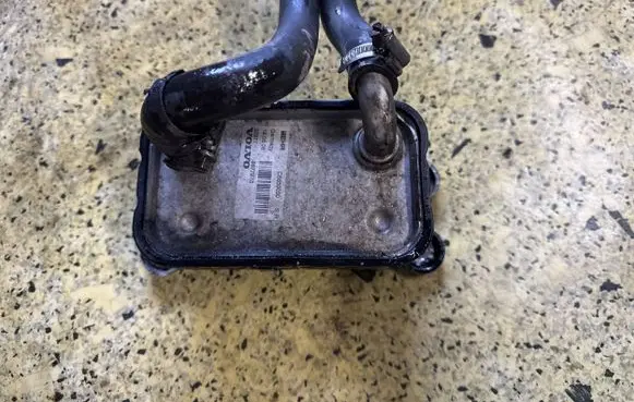 Volvo XC90 Engine oil radiator 8677973