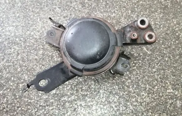 Toyota Yaris Engine mount bracket