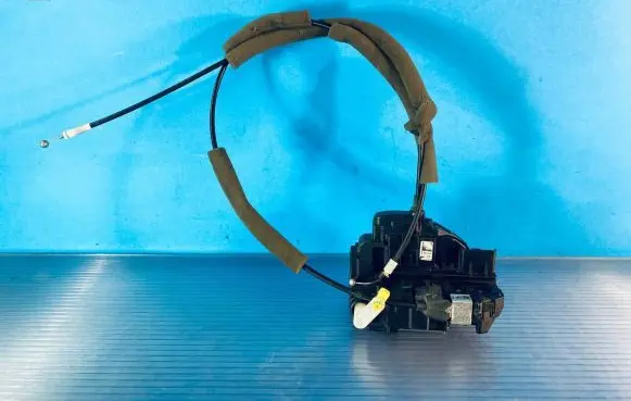 Nissan Leaf I (ZE0) Front door lock