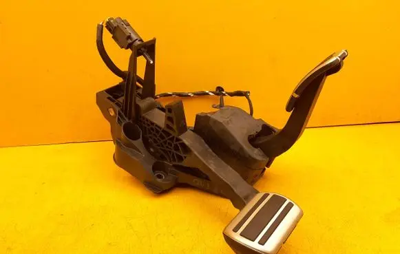 Peugeot 308 Pedal assembly 9832495680