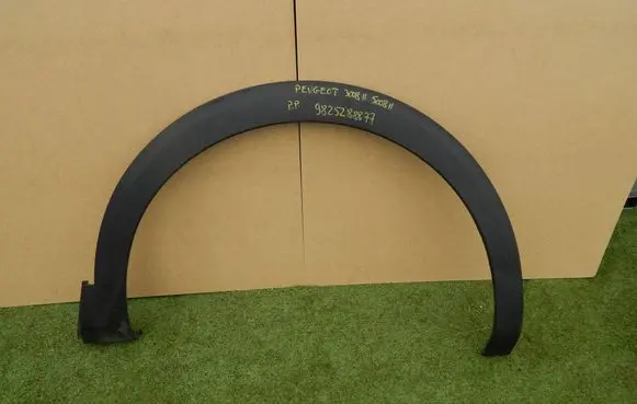 Peugeot 5008 II Front arch trim 9825288877