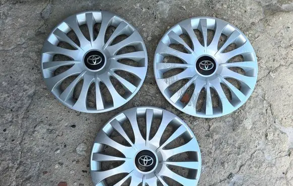 Toyota Yaris R15 wheel hub/cap/trim 42602YY080