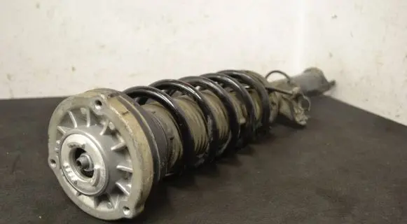 BMW 5 G30 G31 Front shock absorber/damper 6866389