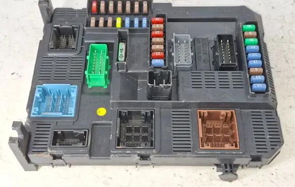 Peugeot 208 I Fuse module 9678355980 E1092030 20130625