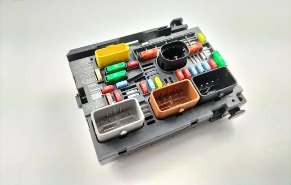 Peugeot Partner Fuse module 9807028780
