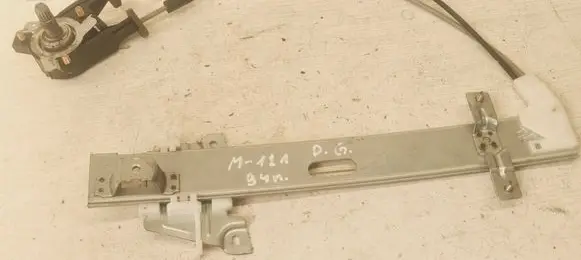 Rear door manual window regulator