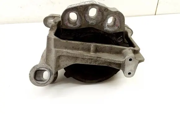 Mazda 6 Engine mount bracket