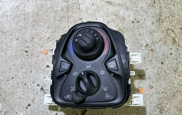 Peugeot 108 Climate control unit
