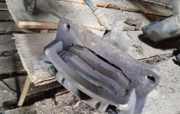 Toyota Land Cruiser (J120) Rear brake caliper