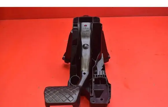 Volkswagen PASSAT B7 USA Accelerator throttle pedal 5Q1723058BN