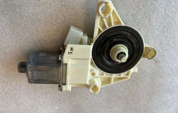Mercedes-Benz E W212 Front door window regulator motor A2048200142 971219101 2048200142