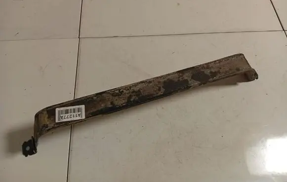 Opel Meriva A Fuel tank mounting bracket