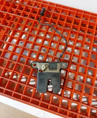 Loading door lock