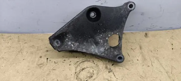 Engine mounting bracket