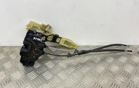 Hyundai Santa Fe Front door lock 813102B020