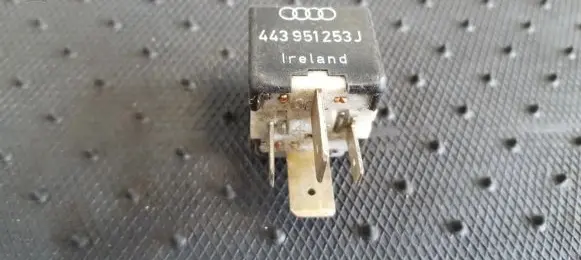 Volkswagen PASSAT B5 Other relay 443951253J 899511