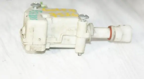 Volkswagen PASSAT B5 Fuel tank cap lock 1J6810773A