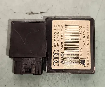 Audi A6 S6 C6 4F Clutch pedal sensor 4F0907658A 180002003