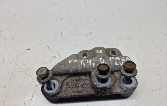 Engine mounting bracket