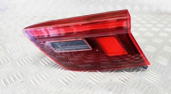 Tailgate rear/tail lights