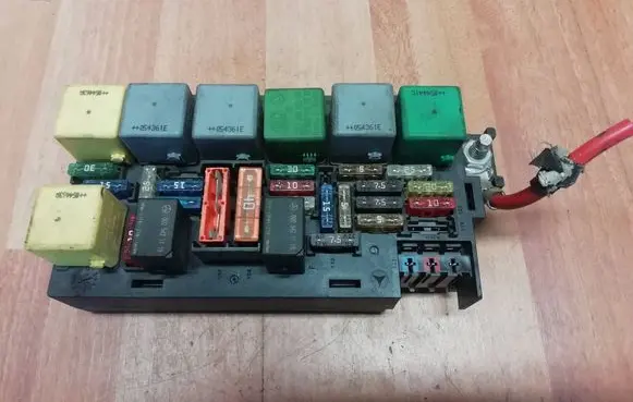 Mercedes-Benz R W251 Fuse module A1645400672 A1645402972
