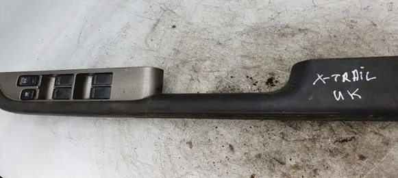 Nissan X-Trail T30 Electric window control switch 8049488H300