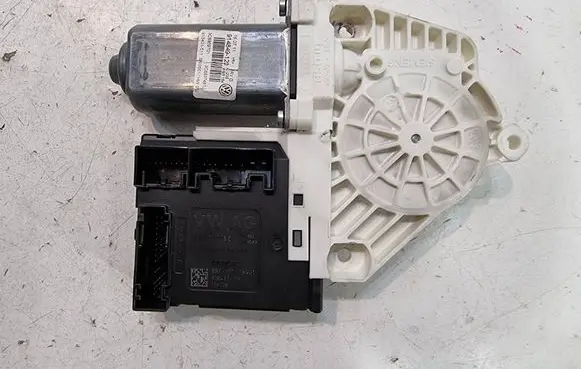 Volkswagen PASSAT CC Front door window regulator motor 3C0959793C 110708 918432110