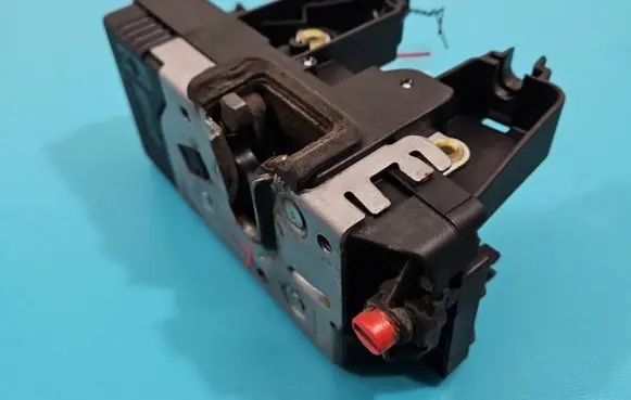Opel Combo C Rear door lock 13157756 IMPRK1442587