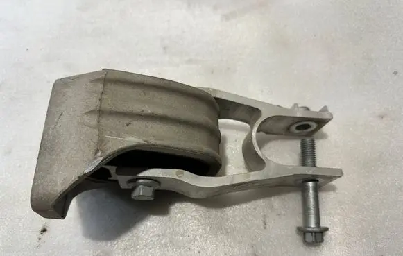 Volvo S60 Engine mounting bracket 32139982