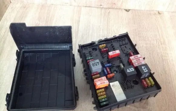 Volkswagen Golf V Fuse module 1K0937124H