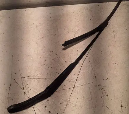 Front wiper blade arm
