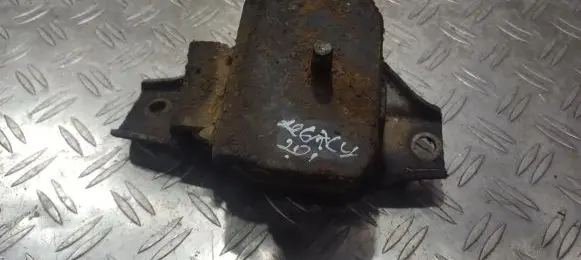 Subaru Legacy Engine mount bracket