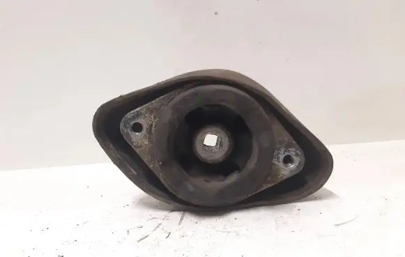 Volkswagen PASSAT B5 Engine mount bracket 8D0399151J