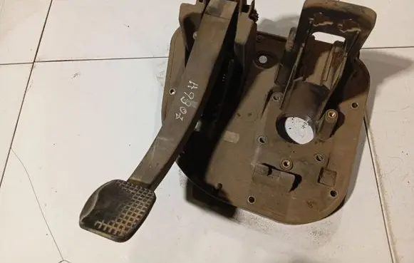 Iveco Daily 30.8 - 9 Clutch pedal 