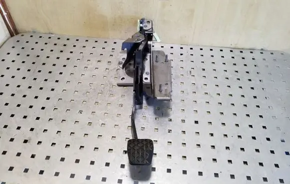 Mazda 3 II Brake pedal