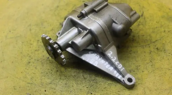 Mercedes-Benz Sprinter W906 Oil pump 6111810201