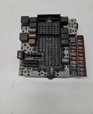 Volvo V70 Fuse module HWPN8645729 000002008293 02W265