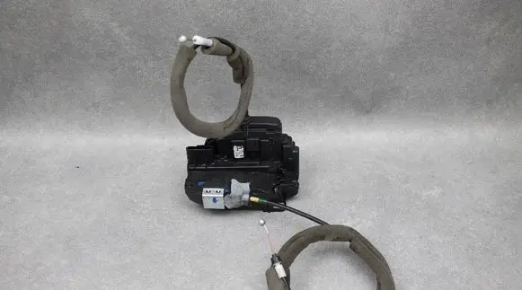 Nissan Pulsar Front door lock