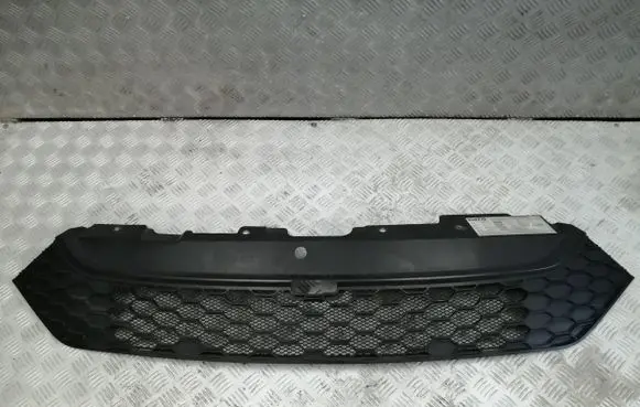 Iveco Daily 35 - 40.10 Front bumper upper radiator grill 5801543607 5801587018 3790