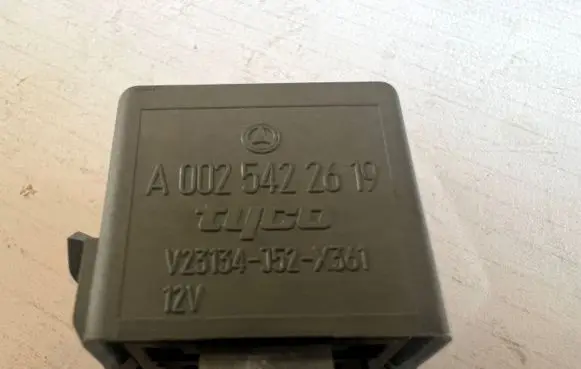 Mercedes-Benz A W169 Other relay A0025422619 V23134J52X361