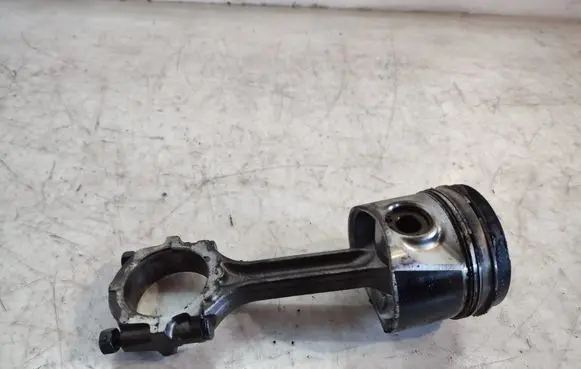 Nissan X-Trail T30 Piston with connecting rod