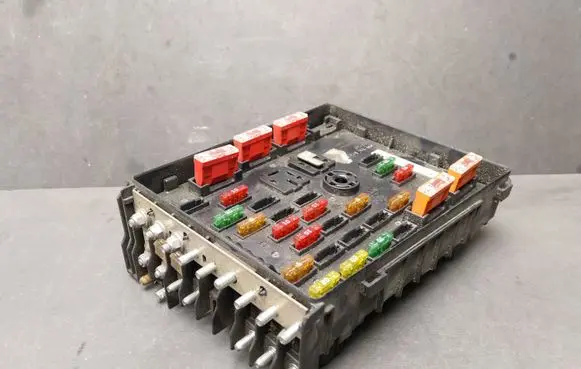Volkswagen PASSAT B6 Fuse module 3C0937125