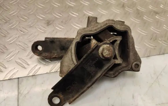 Volvo V70 Engine mount bracket 6g926l063
