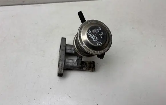 Volkswagen Touareg I EGR valve 066131101