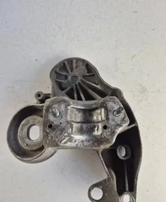 Engine mounting bracket