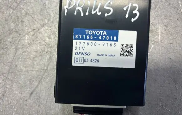 Toyota Prius (XW30) Sunroof control unit/module 87166-47010 8716647010