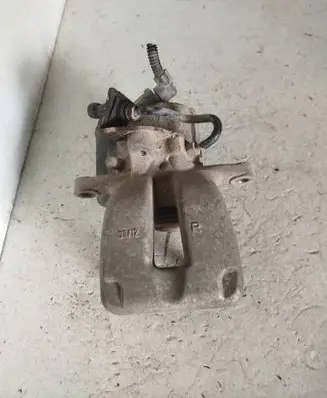 Volkswagen PASSAT B6 Rear brake caliper 