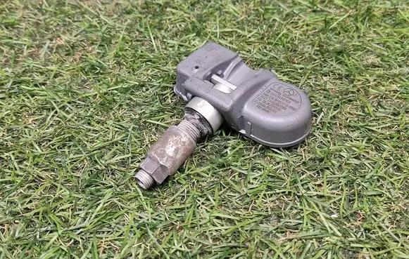 Mercedes-Benz E W212 Tire pressure sensor A0009054100